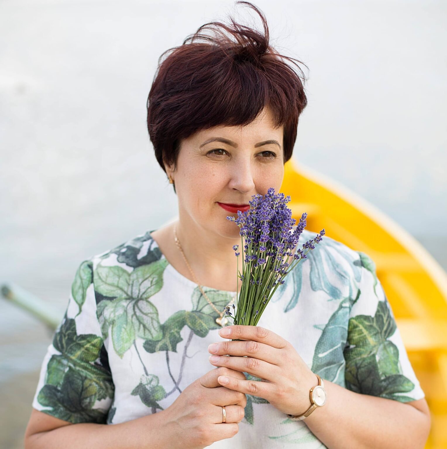 Beatričė Bernotienė su levandų puokštele